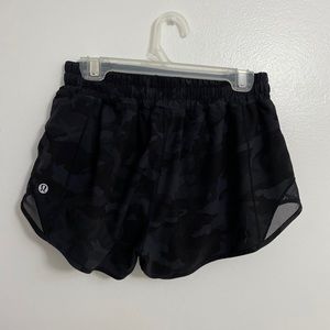 SIZE 4 LULULEMON HOTTY HOT SHORT II 2.5”